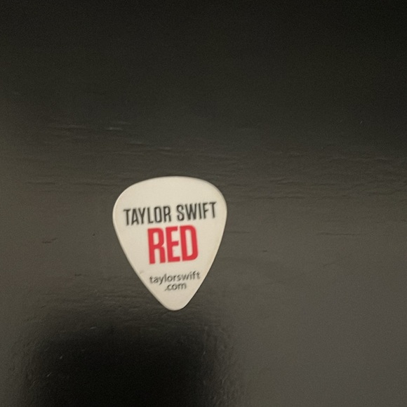 Very Rare Official Taylor Swift RedTour Guitar Pick - Picture 2 of 2